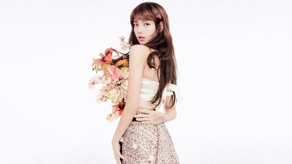 Обои для рабочего стола Лалиса / Lalisa из группы Блэкпинк / Blackpink с цветами позирует на белом фоне