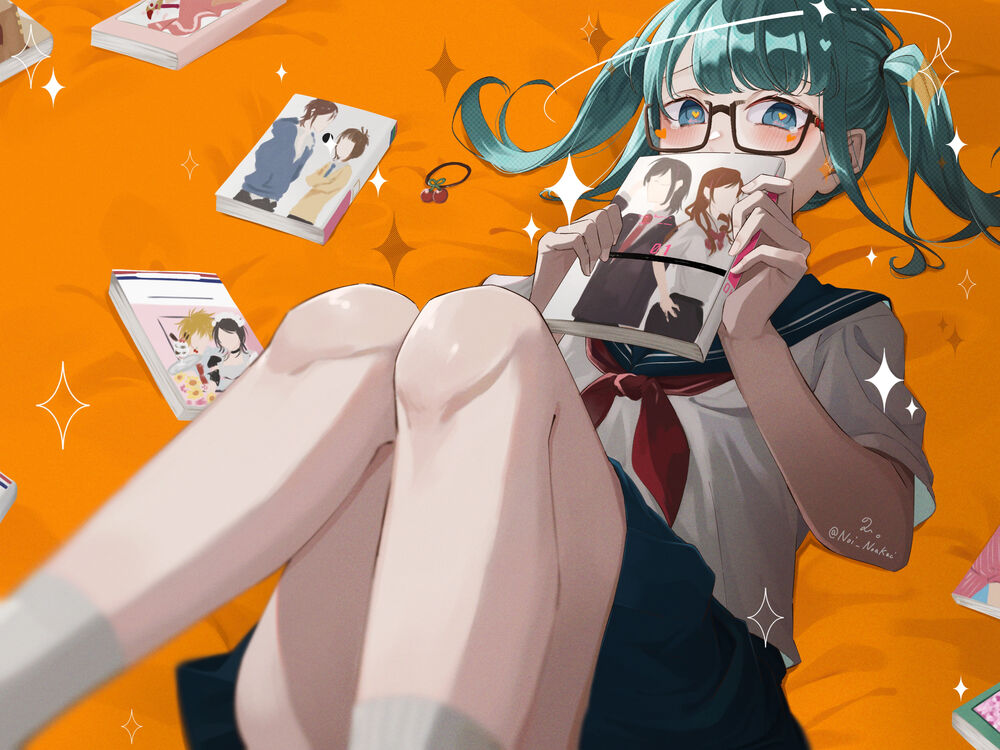 Обои для рабочего стола Vocaloid Hatsune Miku / Вокалоид Хатсуне Мику в школьной форме в очках, с мангой на оранжевом фоне