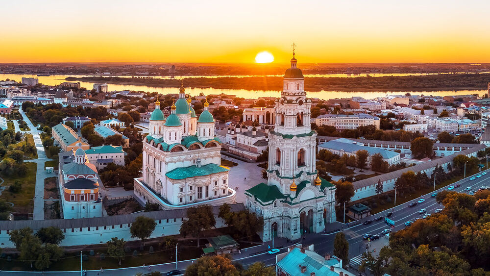 Обои для рабочего стола Утренний или вечерний город Астрахань с видом на Астраханский Кремль с высоты птичьего полета