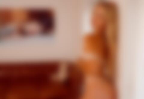 Обои для рабочего стола Модель - блондинка Грета в нижнем белье стоит у стены в комнате