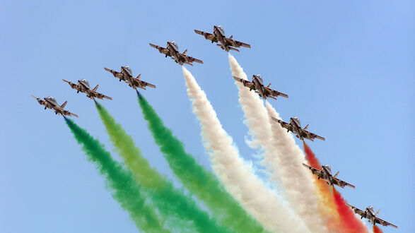 Обои на рабочий стол Пилотажная группа Frecce Tricolori выполняет полет с дымом