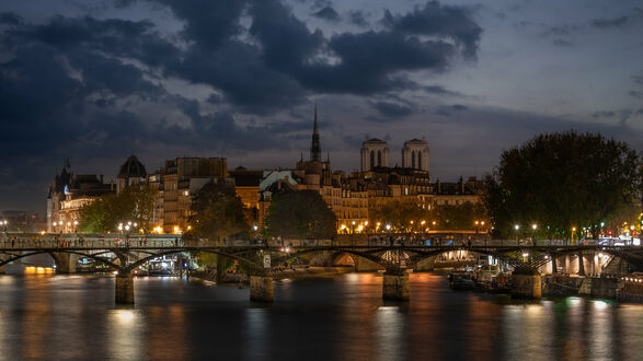 Обои на рабочий стол Мост Искусств / Pont des Arts в вечернем Париже, Франция / Paris, France