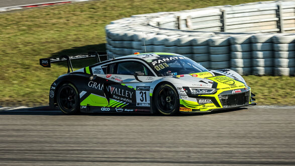 Обои на рабочий стол Audi R8 LMS на трассе Нюрбургринга