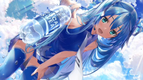 Обои на рабочий стол Vocaloid / Вокалоид Hatsune Miku / Хатсуне Мику / Мику Хацунэ держит в руках бутылку с водой на фоне облачного неба