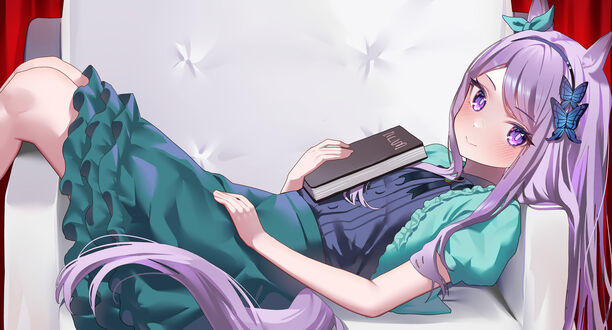 Обои на рабочий стол Mejiro McQueen / Мэдзиро МакКуин лежит с книжкой из аниме Uma Musume: Pretty Derby (TV)/Девушки-пони: Славное дерби на белом кресле
