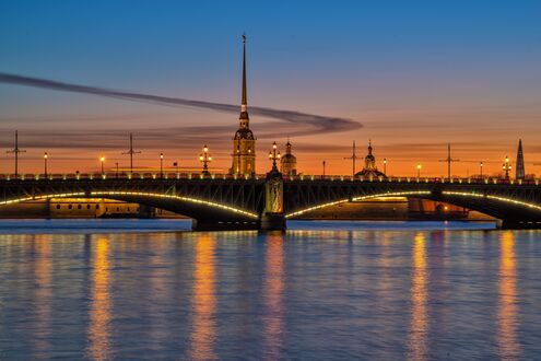 Обои на рабочий стол Троицкий мост через реку в вечернем Санкт-Петербурге