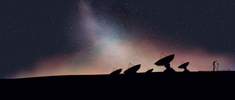 Обои для рабочего стола Радиотелескопы на фоне ночного неба с млечным путем