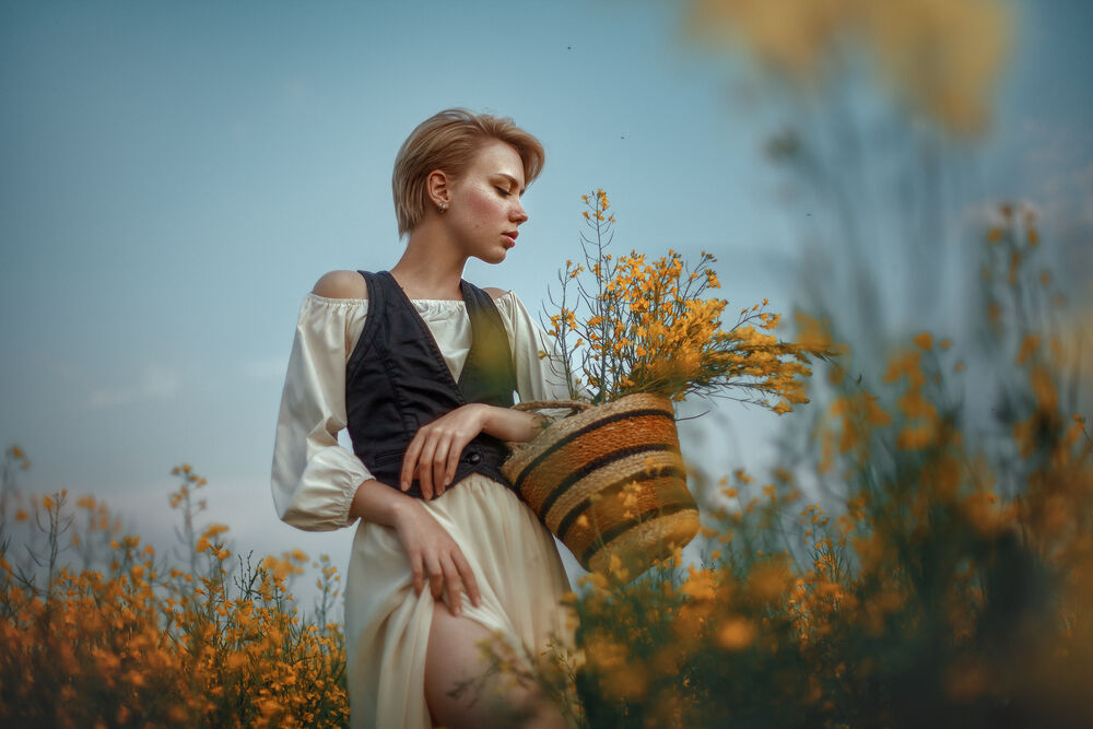 Обои для рабочего стола Модель Nesty Shev с корзиной стоит среди полевых цветов