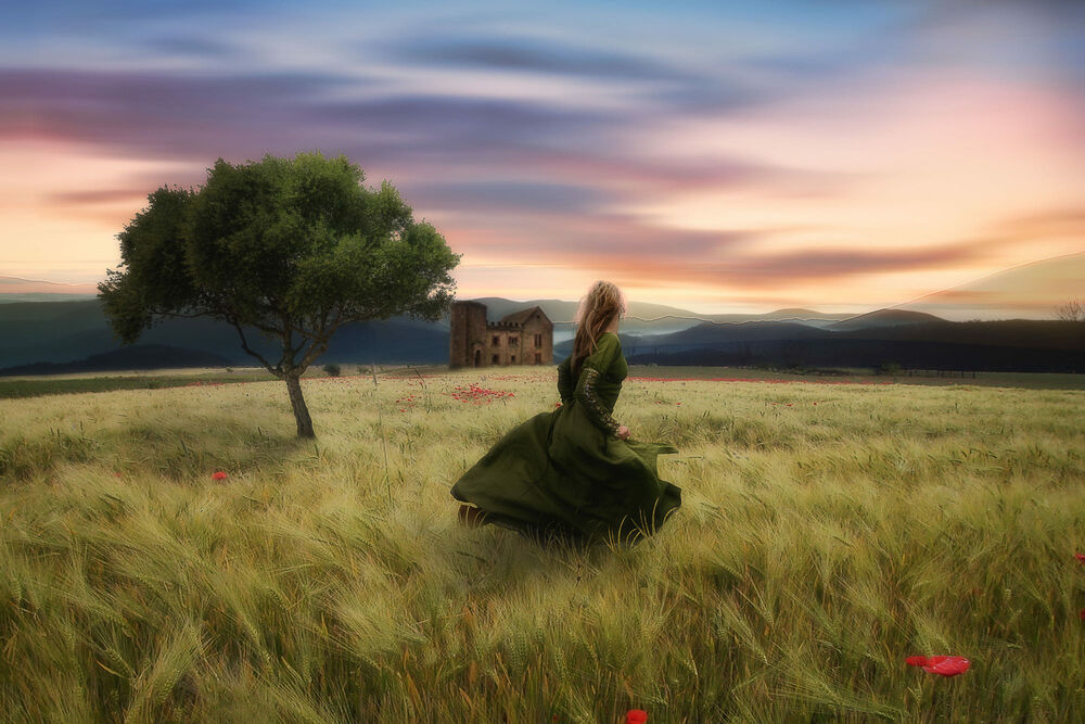 Обои для рабочего стола Девушка в длинном зеленом платье бежит на зеленеющем поле с красными маками