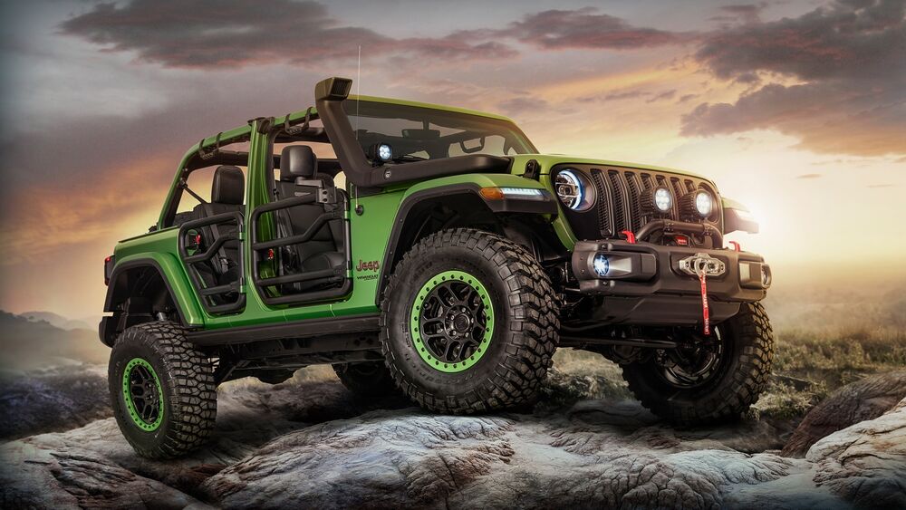 Обои для рабочего стола Зеленый Джип Wrangler стоит на каменистой почве