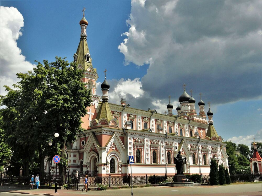 Обои для рабочего стола Собор на фоне облачного неба, Беларусь, Гродно