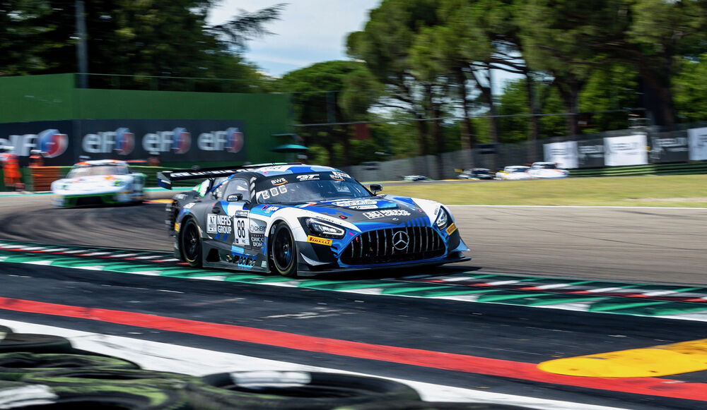 Обои для рабочего стола Mercedes AMG GT3 2020 на треке Автодром Энцо и Дино Феррари