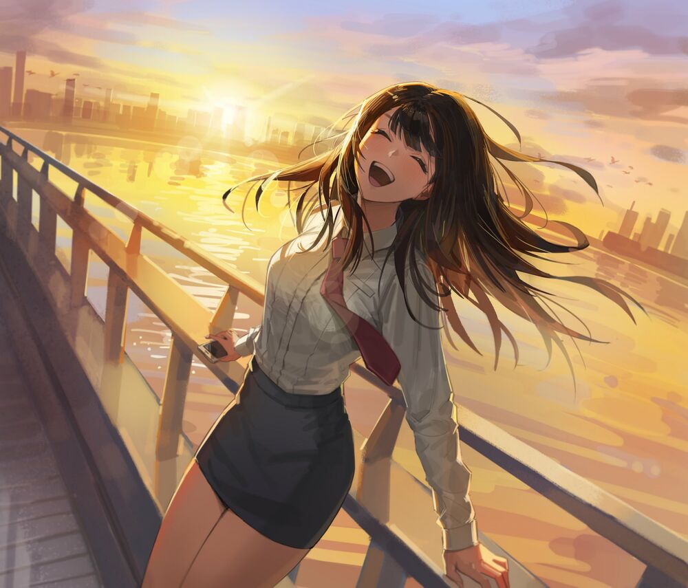 Обои для рабочего стола Длинноволосая улыбающаяся девушка стоит на мосту на фоне воды