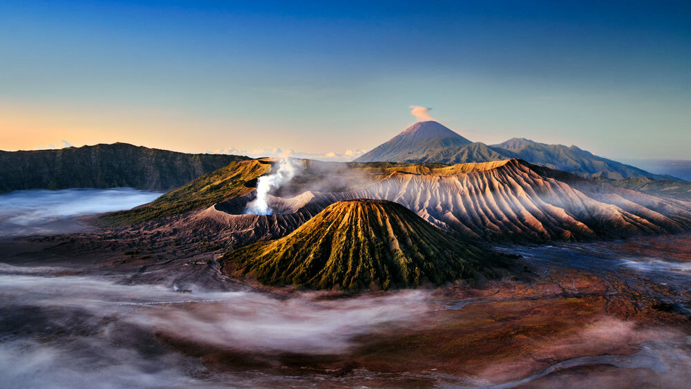 Обои для рабочего стола Утро в горах Бромо / Bromo в Indonesia / Индонезии