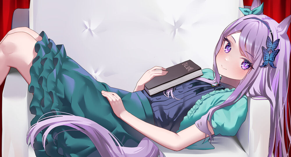 Обои для рабочего стола Mejiro McQueen / Мэдзиро МакКуин лежит с книжкой из аниме Uma Musume: Pretty Derby (TV)/Девушки-пони: Славное дерби на белом кресле