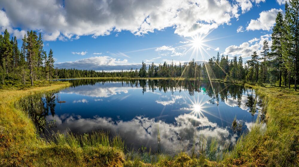 Обои для рабочего стола Лесное озеро Telemark Fylke, Норвегия / Norway, Kjos, под облачным небом