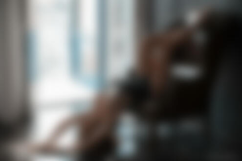 Обои на рабочий стол Модель Sadie Grey в приспущенном боди позирует на кресле опустив голову на пол