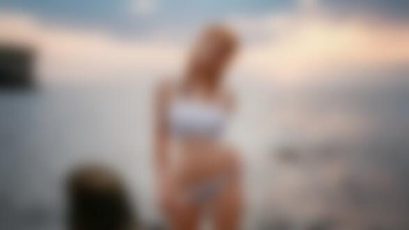 Обои на рабочий стол Модель Ксения в белом топе и в трусиках стоит на берегу моря