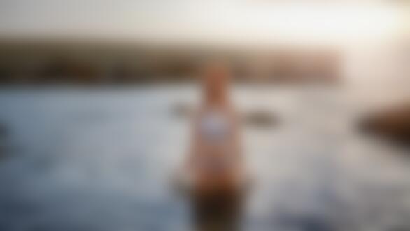 Обои на рабочий стол Модель Ксения в белом топе и в трусиках стоит море