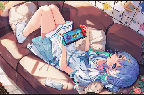 Обои на рабочий стол Suisei Hoshimachi / Суйсэй Хосимати, Virtual Youtuber / Виртуальный Ютубер, персонаж из аниме Holo no Graffiti / Граффити Холо с игрой в руках лежит на диване