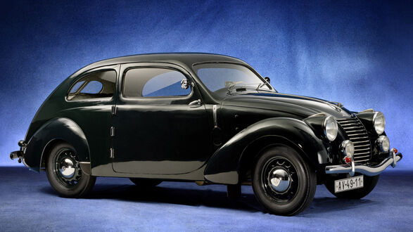 Обои на рабочий стол Черный автомобиль Škoda Rapid (1935–1947) на синем фоне