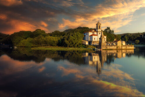 Обои на рабочий стол Церковь в Ньембро в Астурии, Северная Испания / Niembru, Espana, находящейся в приливной бухте
