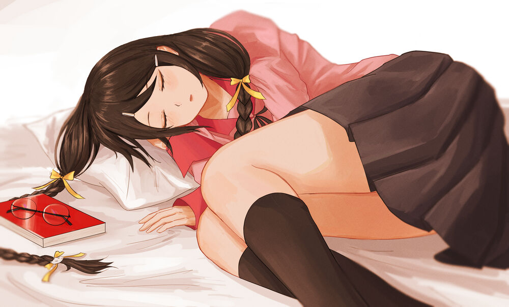 Обои для рабочего стола Спящая Tsubasa Hanekawa / Цубаса Ханэкава на постели, рядом лежит красная книга, на которой лежат очки из аниме Bakemonogatari / Истории монстров
