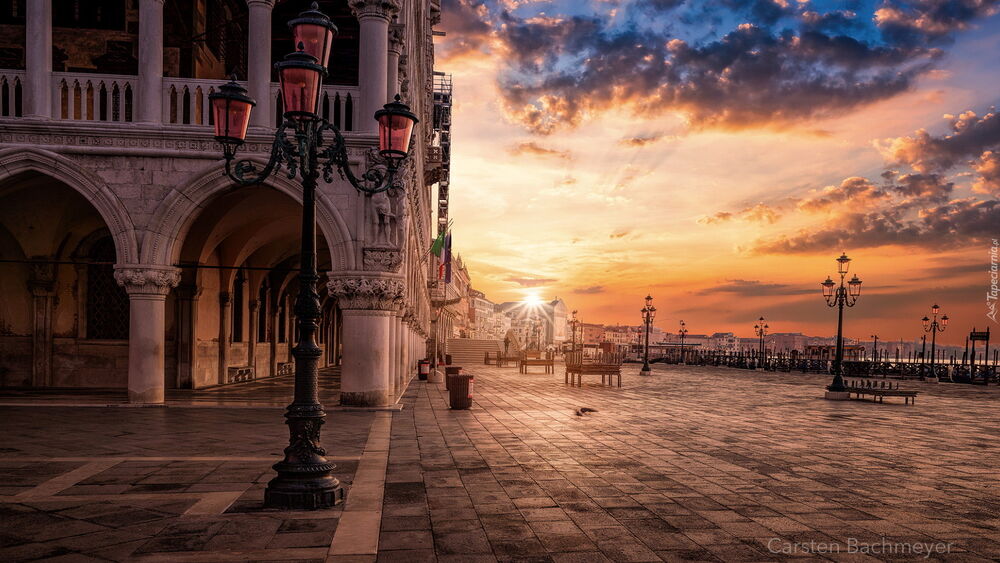 Обои для рабочего стола Фонарь на фоне барочного здания у набережной со скамейками утром. San Marco Venice Italy / Сан-Марко Венеция Италия