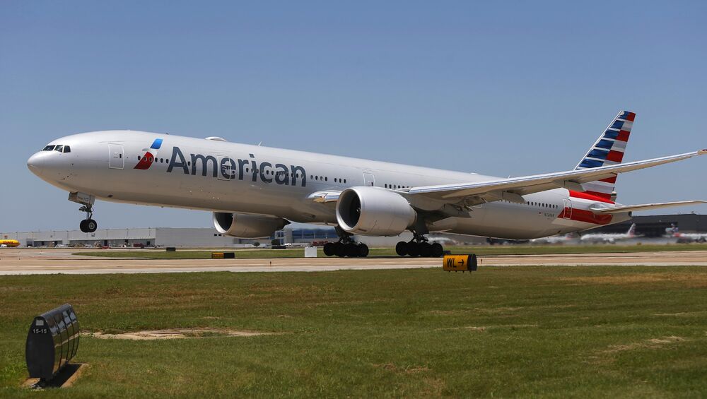 Обои для рабочего стола Boing 777 авиакомпании Американ взлетает