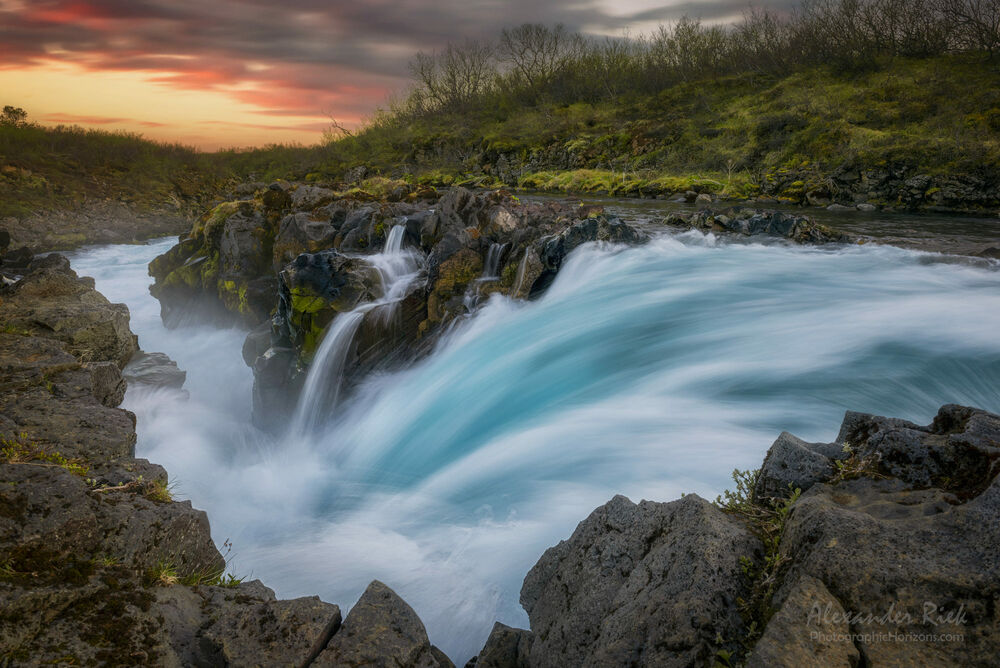 Обои для рабочего стола Голубой водопад на закате дня, Midnightfoss, Iceland / Миднайтфосс, Исландия