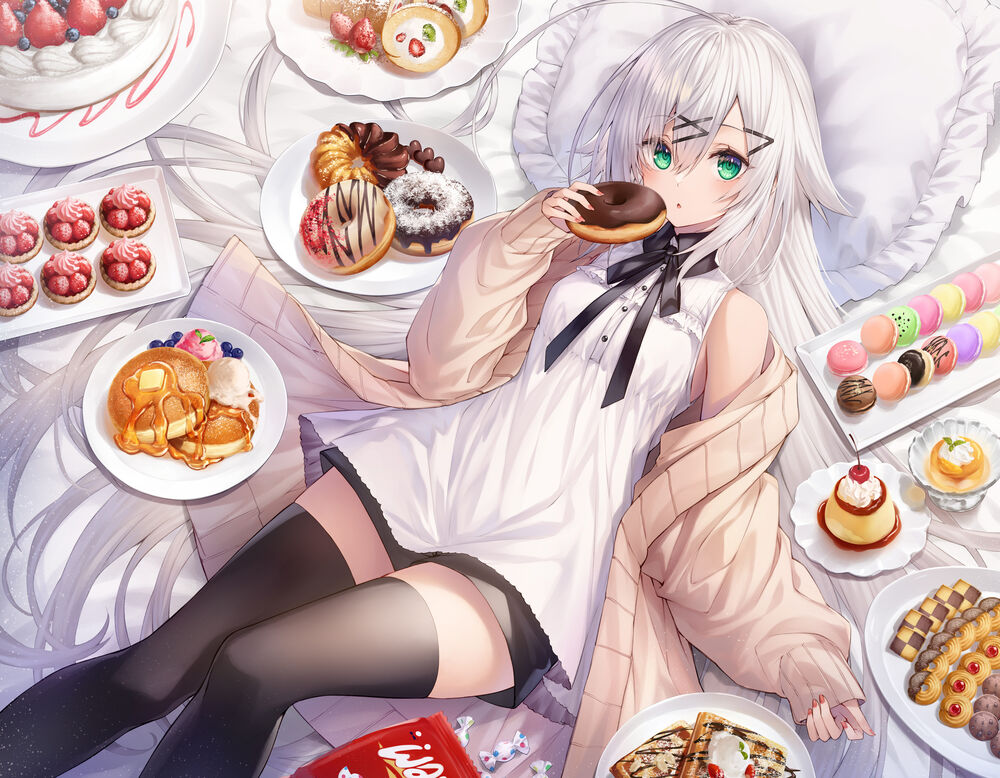 Обои для рабочего стола Белокурая девушка с пончиком в руке лежит на кровати в окружении тарелок со сладостями