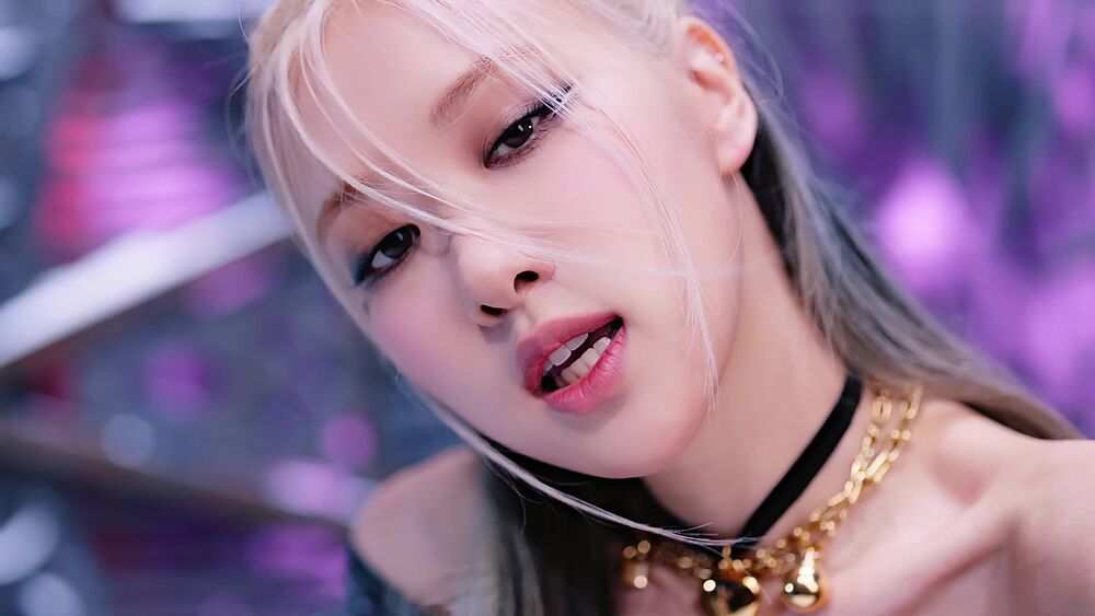 Обои для рабочего стола Розэ / Rose из музыкальной группы Блэкпинк / Blackpink смотрит в камеру, взгляд - кадр из клипа Pink Venom