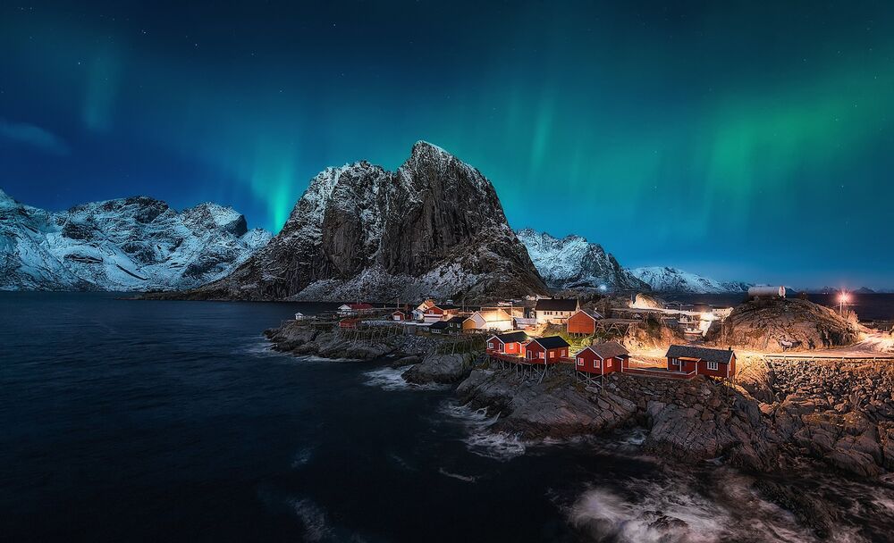 Обои для рабочего стола Северное сияние над рыбацкой деревней в Норвегии ночью