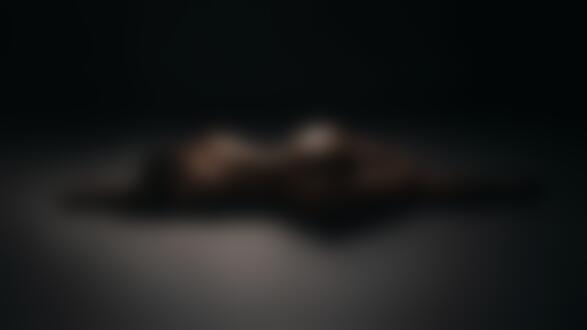 Обои для рабочего стола Девушка в нижнем белье лежит на полу на боку