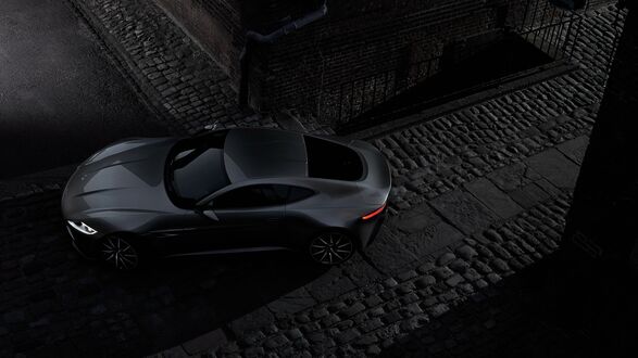 Обои на рабочий стол Aston martin едит по ночному городу