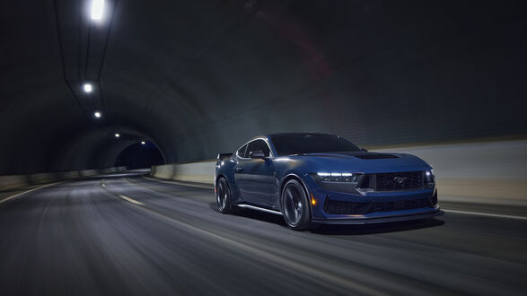 Обои на рабочий стол Форд Мустанг / Ford Mustang едет в тоннеле 3 / 4