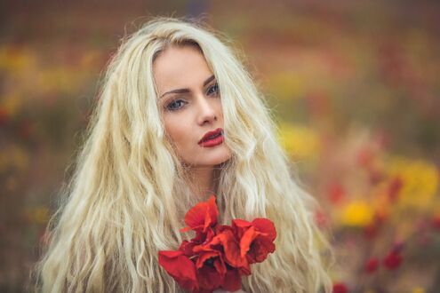 Обои на рабочий стол Белокурая модель Мариела с маками на размытом фоне