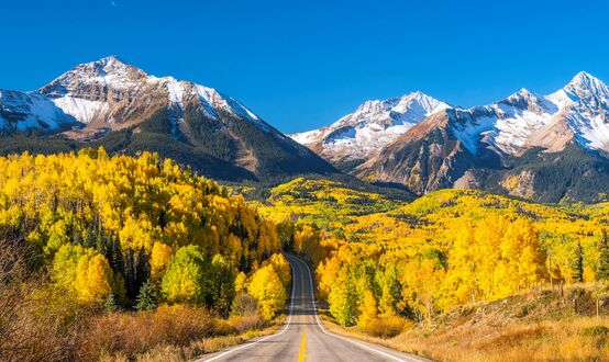 Обои на рабочий стол Теллурид шоссе / Telluride Highway в осеннем Колорадо, уходящая к горам