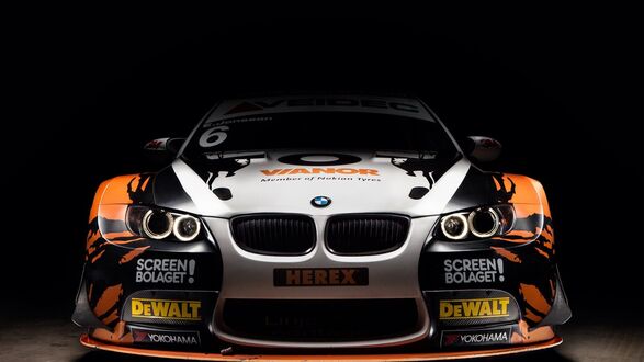 Обои на рабочий стол Спортивный BMW на черном фоне