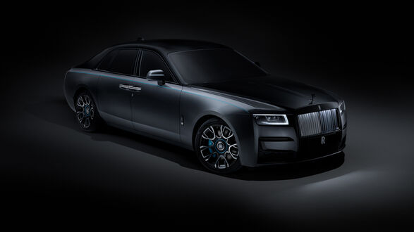 Обои на рабочий стол Черный Роллс-Ройс / Rolls-Royce на черном фоне