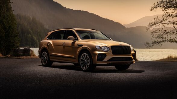 Обои на рабочий стол Жолтый Bentley стоит на берегу озера