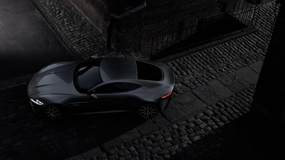 Обои для рабочего стола Aston martin едит по ночному городу
