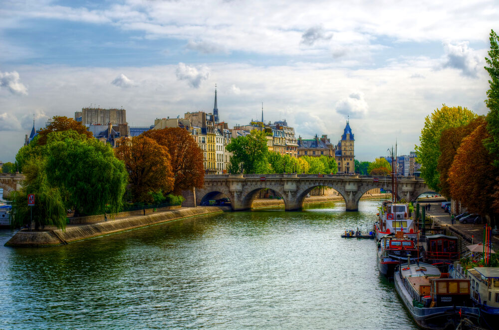 Обои для рабочего стола Мост через Сену и городской осенний пейзаж в Париже, Франция / Square du Vert-Galant, Paris, France