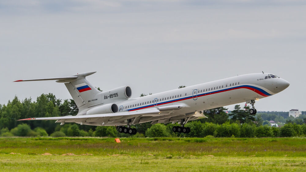 Обои для рабочего стола ТУ 154м взлетает среди деревьев