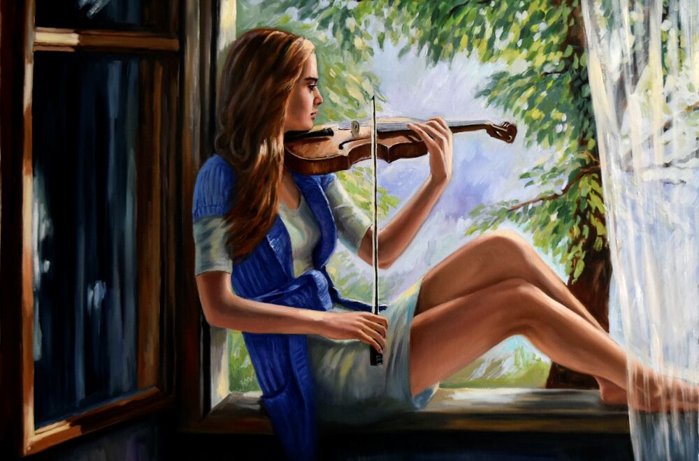 Обои для рабочего стола Девушка со скрипкой в руках сидит на подоконнике окна