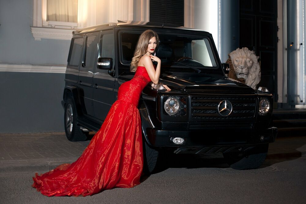 Обои для рабочего стола Девушка в длинном красном платье стоит у авто Mercedes-Benz