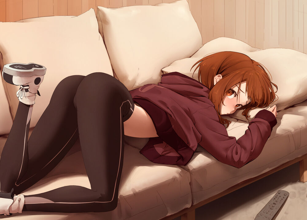 Обои для рабочего стола Смущающаяся в спортивном костюме Uraraka Ochako / Отяко Урарака лежит на диване из аниме Boku no Hero Academia / Моя геройская академия