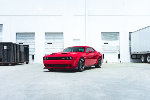 Обои на рабочий стол Красный Dodge charger / Додж чарджер в грузовом терминале