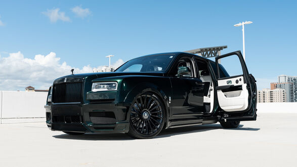 Обои на рабочий стол Черный Роллс-Ройс / Rolls-Royce стоит на площадке