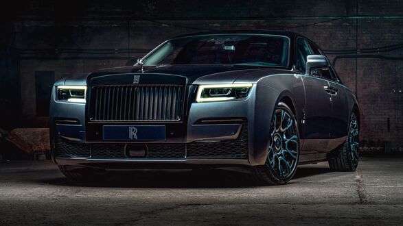 Обои на рабочий стол Роллс-Ройс / Rolls-Royce стоит в подземном туннеле